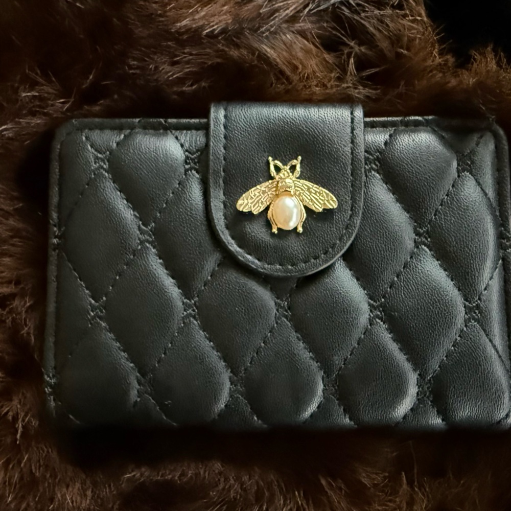 💖 NWOT Black and Pink Quilted Bee 🐝 Accent Women's Zipper Wallet 🌟
Gucci style